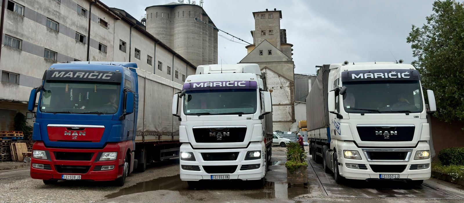 Kamioni Maricic Trans na utovaru žitarica ispred silosa