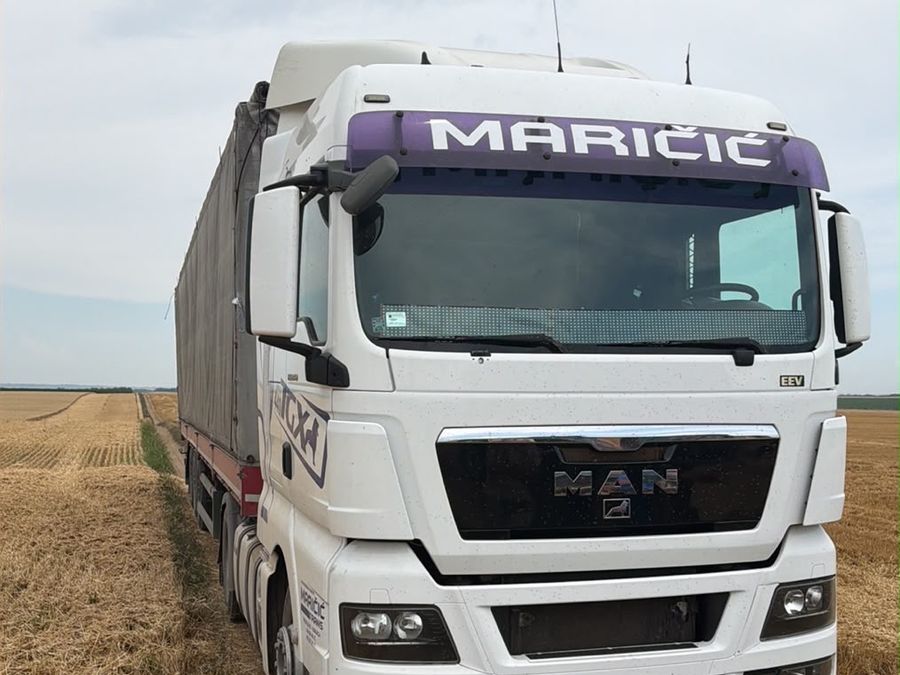 Kamion Maricic Trans na utovaru žitarica u polju